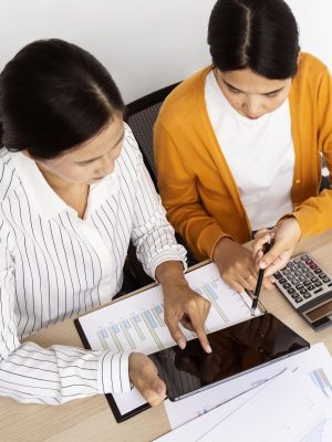 women-working-together-innovative-project-work